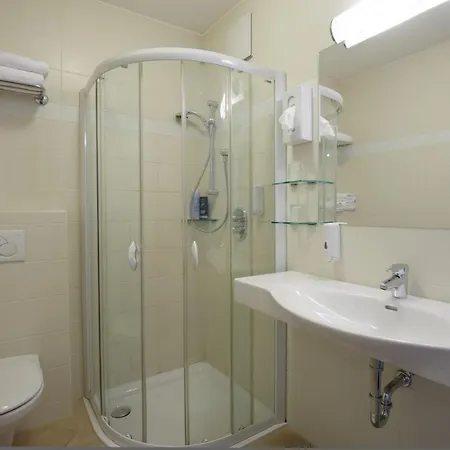 فندق Mader Gubo & Co Kg 3*